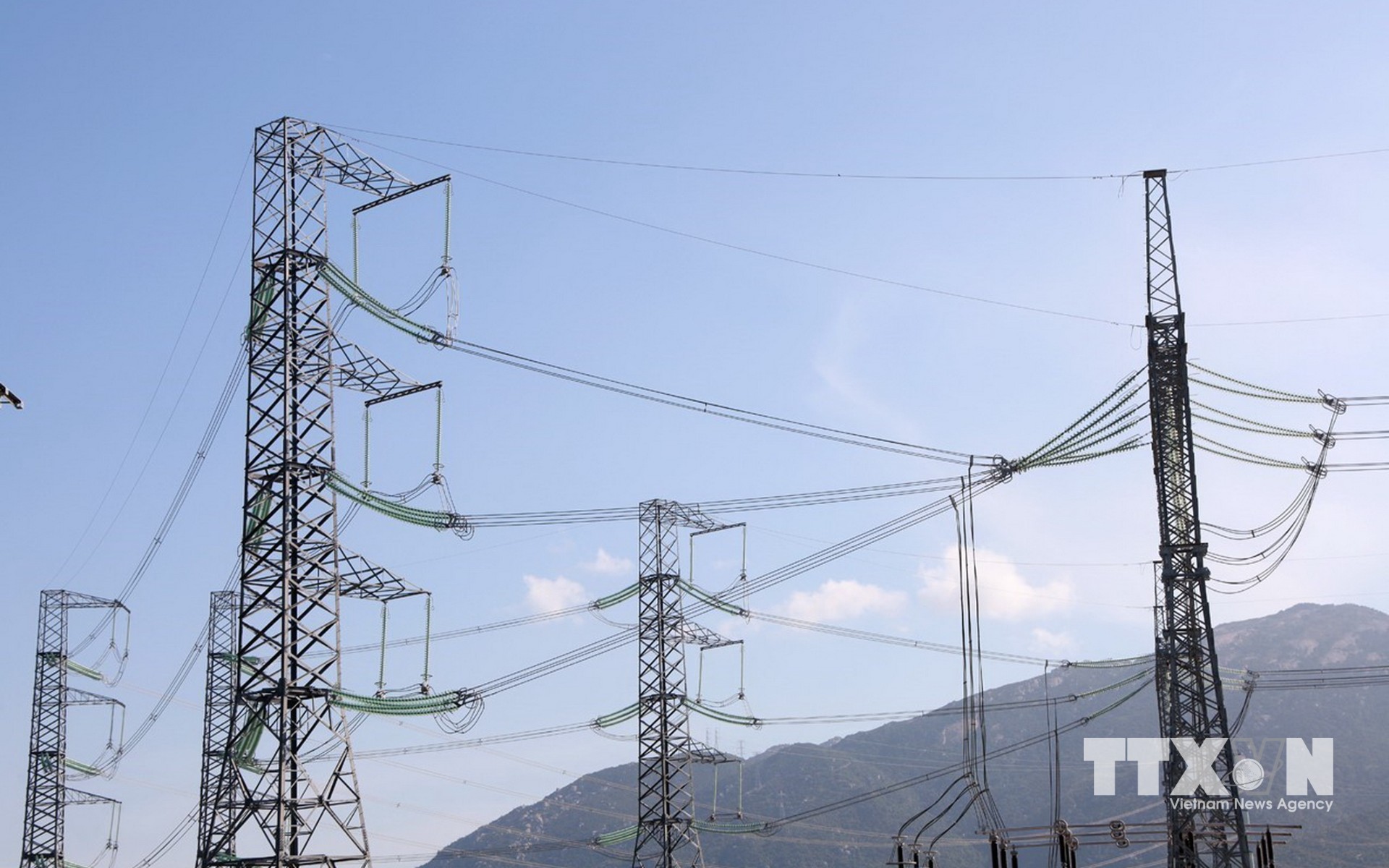Hạ tầng lưới điện 500kV của được nhà máy điện mặt trời Trung Nam - Thuận Nam đầu tư để truyền tải. (Ảnh: Xuân Triệu/TTXVN)